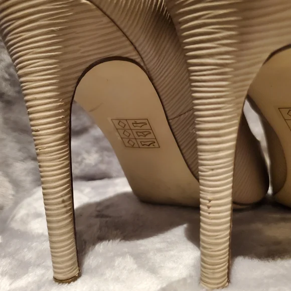 Call It Spring Tan Textured Pumps 📦 - Picture 5 of 7